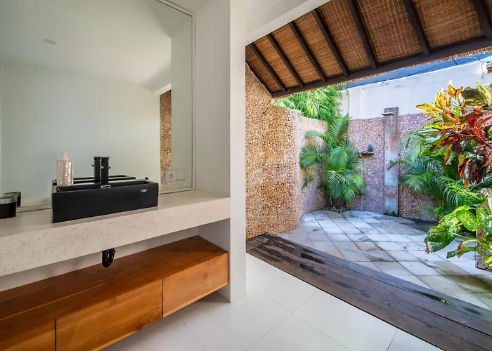 Nyumpene In Villa Legian (Bali)